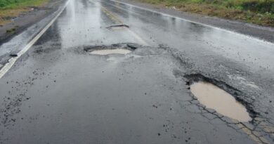 Motorista cuidado! Imensos buracos na BR 367 causam prejuízo, além do risco de acidente e assalto Motorista cuidado! Imensos buracos na BR 367 causam prejuízo, além do risco de acidente e assalto