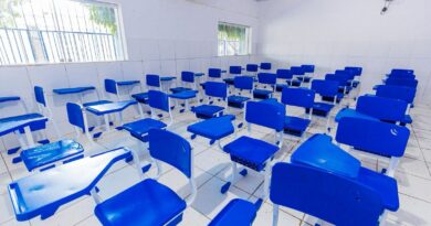 Escolas de Eunápolis reformadas: novas carteiras e piso anti-impacto nas quadras 