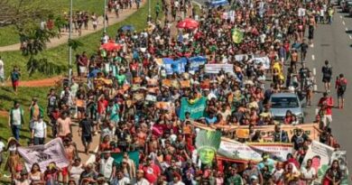 Indígenas ocupam Esplanada dos Ministérios em Brasília