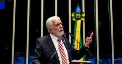 Wagner desmascara Flávio Bolsonaro, mata a cobra e mostra o pau