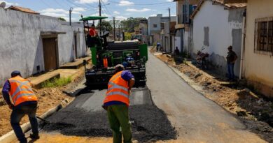 Prefeito Robério vistoria o asfalto chegando ao Bairro Nova Esperança
