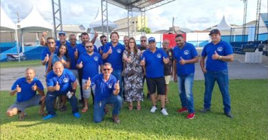 Deputada Cláudia Oliveira acompanha montagem do Pedrão de Eunápolis