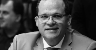 Familiares, amigos e colegas de despedem do jornalista José Pacheco 