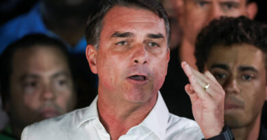 Flávio Bolsonaro tem passaportes cancelados por decisão de Moares do STF